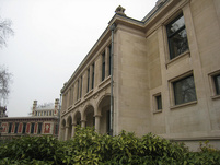 Bibliothèque Solvay eli 10-vuotisjuhlien juhlapaikka ulkoa päin.